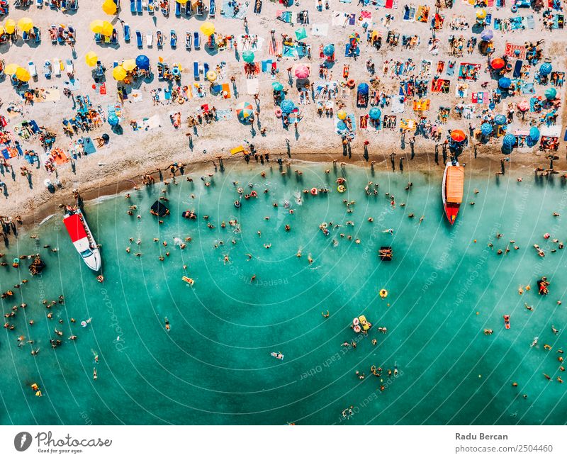 Luftballonaufnahme von Menschen, die Spaß und Entspannung am Costinesti-Strand in Rumänien am Schwarzen Meer haben. Fluggerät Aussicht Sand Hintergrundbild