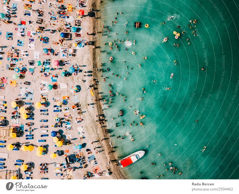 Luftballonaufnahme von Menschen, die Spaß und Entspannung am Costinesti-Strand in Rumänien am Schwarzen Meer haben. Fluggerät Aussicht Sand Hintergrundbild