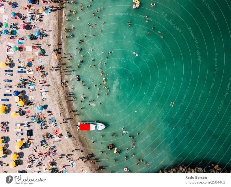 Luftballonaufnahme von Menschen, die Spaß und Entspannung am Costinesti-Strand in Rumänien am Schwarzen Meer haben. Fluggerät Aussicht Sand Hintergrundbild