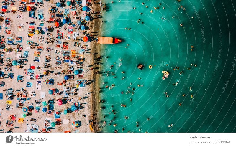 Luftballonaufnahme von Menschen, die Spaß und Entspannung am Costinesti-Strand in Rumänien am Schwarzen Meer haben. Fluggerät Aussicht Sand Hintergrundbild