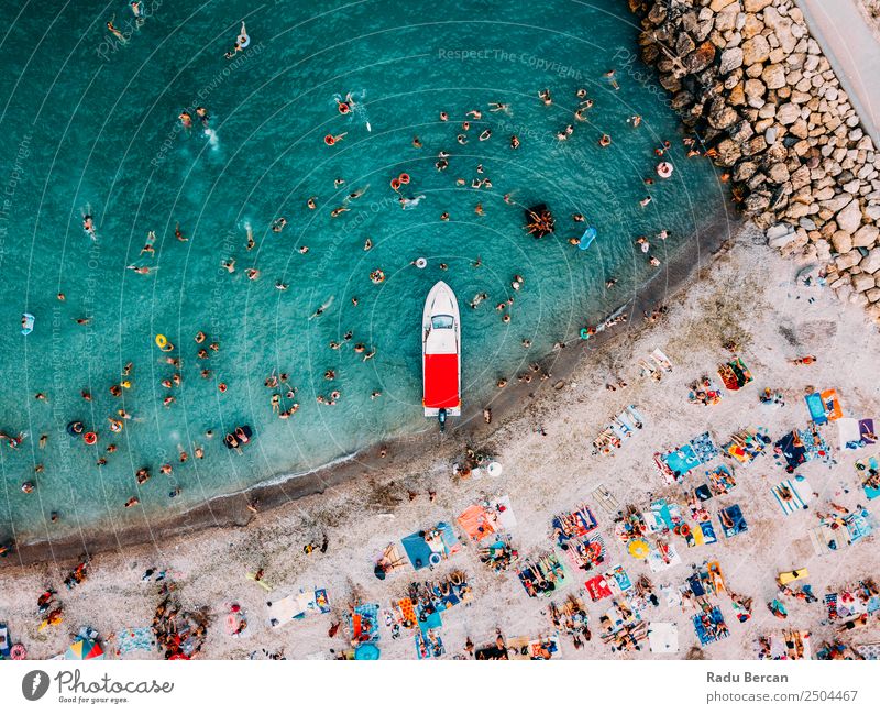 Luftballonaufnahme von Menschen, die Spaß und Entspannung am Costinesti-Strand in Rumänien am Schwarzen Meer haben. Fluggerät Aussicht Sand Hintergrundbild