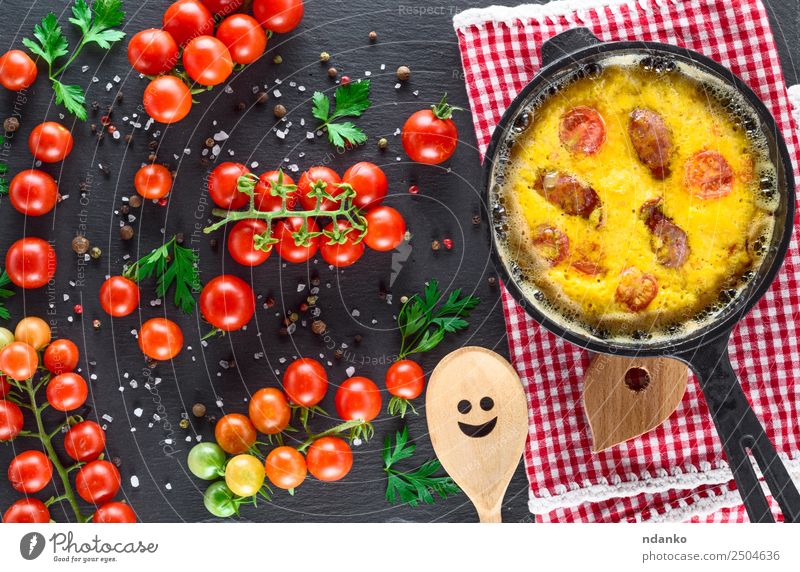 Bratpfanne mit gebratenem Omelett Gemüse Frühstück Mittagessen Abendessen Pfanne Löffel Tisch Essen frisch oben gelb grün rot Tradition Rührei Tomate Ei