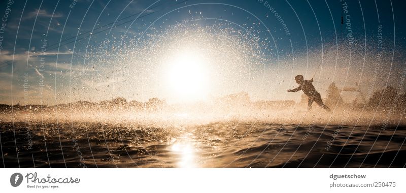 Into the Sun Freude Freizeit & Hobby Wakeboarden Sommer Sonne Sport Wassersport Sportler Wasserski Wasserskianlage Mensch maskulin Wassertropfen Sonnenlicht See