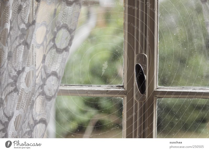 rückblick Fenster Holz Glas alt hässlich Stimmung bescheiden Verfall Vergangenheit Vergänglichkeit Wandel & Veränderung Gardine Fensterrahmen Glasscheibe