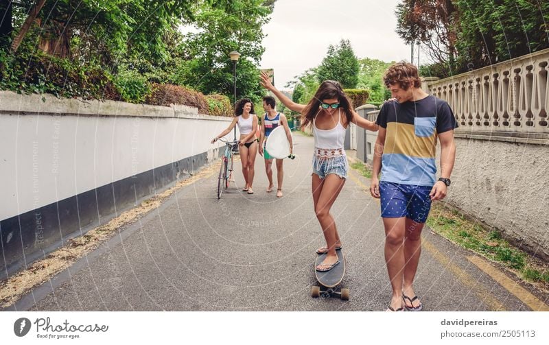 Fröhliche junge Frau fährt mit ihren Freunden auf Schlittschuhen. Lifestyle Freude Glück Freizeit & Hobby Ferien & Urlaub & Reisen Sommer Sport Erwachsene Mann