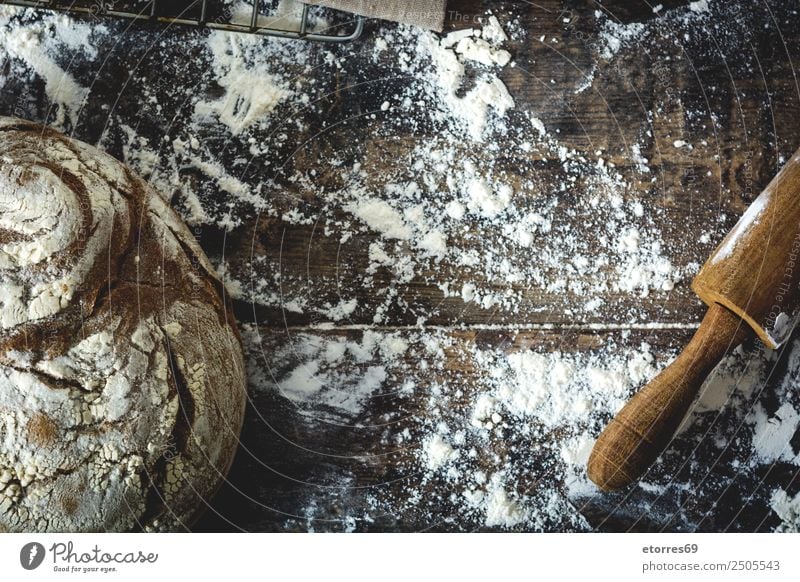 Brot und Mehl auf einem rustikalen Holzuntergrund. machen Küche Schürze Hefe gebastelt backen Teigwaren Vorbereitung rühren Zutaten Hintergrund neutral