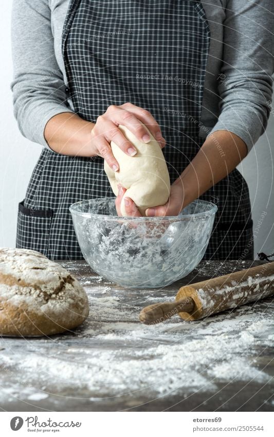 Frau beim Kneten von handwerklichem Brot auf Holztisch Lebensmittel Gesunde Ernährung Foodfotografie Frühstück Mittagessen Abendessen Gesundheit Tisch Küche