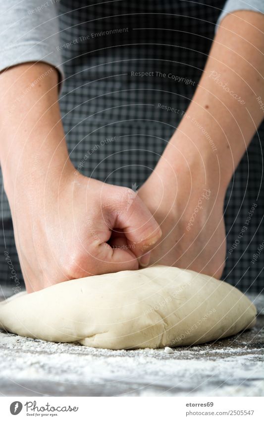 Frau beim Kneten von handwerklichem Brot auf Holz Lebensmittel Gesunde Ernährung Foodfotografie Frühstück Mittagessen Abendessen Gesundheit Tisch Küche feminin