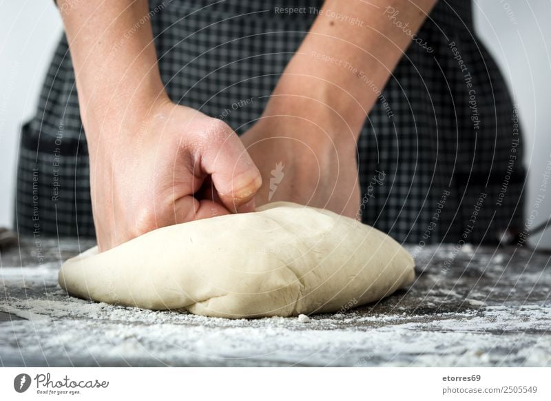 Frau beim Kneten von handwerklichem Brot auf Holztisch Lebensmittel Gesunde Ernährung Foodfotografie Frühstück Mittagessen Abendessen Gesundheit Tisch Küche