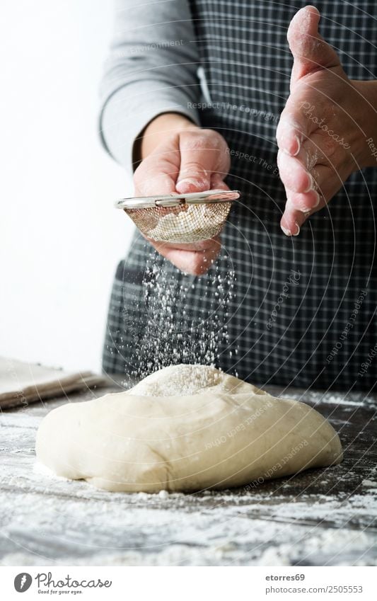 Frau, die mit den Händen Brotteig knetet. machen Kneten Hand Küche Schürze Mehl Hefe gebastelt backen Teigwaren Mensch Vorbereitung rühren Zutaten roh