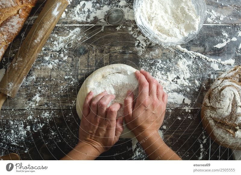 Frau beim Kneten von handwerklichem Brot Lebensmittel Gesunde Ernährung Foodfotografie Frühstück Mittagessen Abendessen Gesundheit Tisch Küche feminin