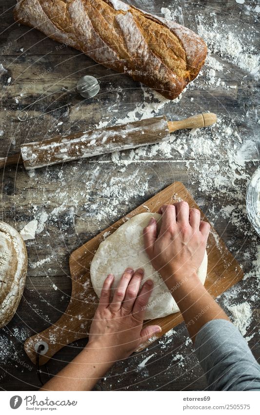 Frau beim Kneten von handwerklichem Brot auf Holztisch Lebensmittel Gesunde Ernährung Foodfotografie Frühstück Mittagessen Abendessen Gesundheit Tisch Küche