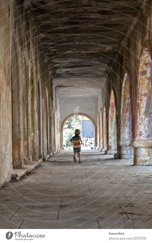 durchlauf Kind Junge Kindheit 1 Mensch 3-8 Jahre Haus Ruine Bauwerk Gebäude laufen alt dreckig braun grau Freude Freizeit & Hobby Verfall Vergänglichkeit