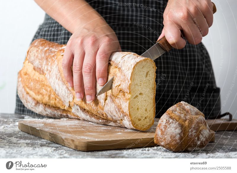 Frau schneidet Brot auf Holztisch Lebensmittel Gesunde Ernährung Foodfotografie Frühstück feminin Erwachsene 1 Mensch 30-45 Jahre Arbeit & Erwerbstätigkeit