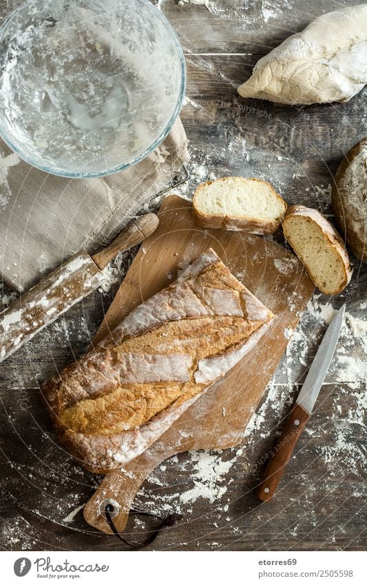 Brot und Mehl auf rustikalem Holz machen Küche Schürze Hefe gebastelt backen Teigwaren Vorbereitung rühren Zutaten Wald Hintergrund neutral Hintergrundbild