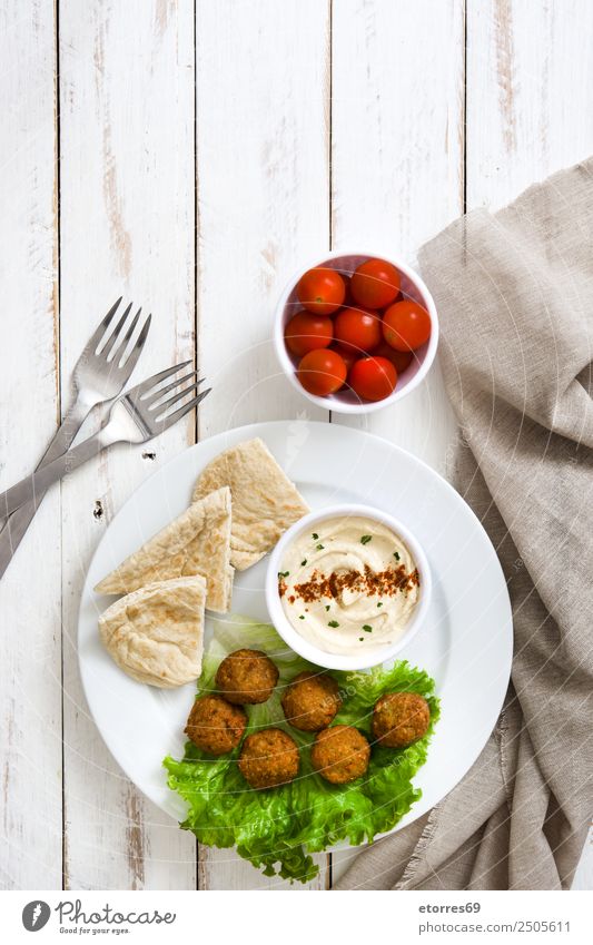 Falafel und Gemüse auf weißem Holzgrund. Draufsicht Lebensmittel Salat Salatbeilage Vegetarische Ernährung Asiatische Küche Schalen & Schüsseln Gesundheit