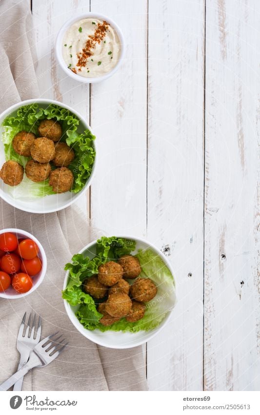 Falafel und Gemüse auf weißem Holzgrund. Draufsicht Lebensmittel Gesunde Ernährung Foodfotografie Getreide Asiatische Küche Schalen & Schüsseln frisch