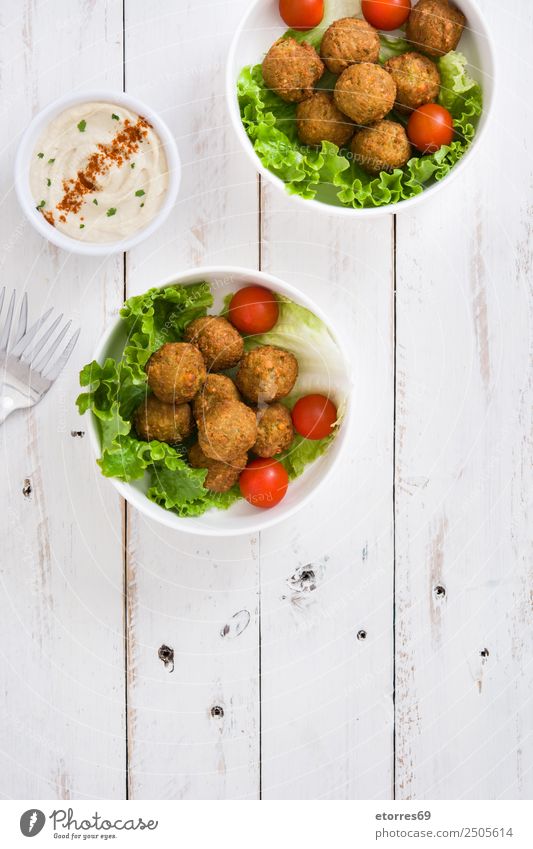 Falafel und Gemüse auf weißem Holzgrund. Draufsicht Lebensmittel Gesunde Ernährung Foodfotografie Getreide Korn Asiatische Küche Schalen & Schüsseln frisch