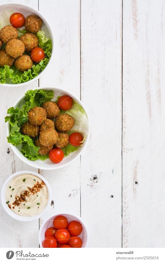 Falafel und Gemüse auf weißem Holzgrund. Draufsicht Lebensmittel Gesunde Ernährung Speise Foodfotografie Getreide Asiatische Küche Schalen & Schüsseln frisch