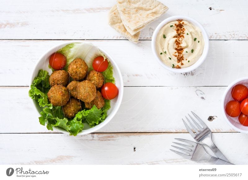 Falafel und Gemüse auf weißem Holzgrund. Lebensmittel Gesunde Ernährung Speise Foodfotografie Getreide Asiatische Küche Schalen & Schüsseln frisch Gesundheit