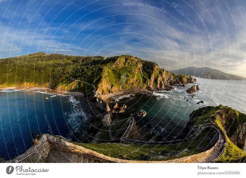 San Juan de Gaztelugatxe Ferien & Urlaub & Reisen Tourismus Meer Insel Natur Landschaft Himmel Hügel Felsen Küste Kirche Brücke Architektur Wege & Pfade Stein