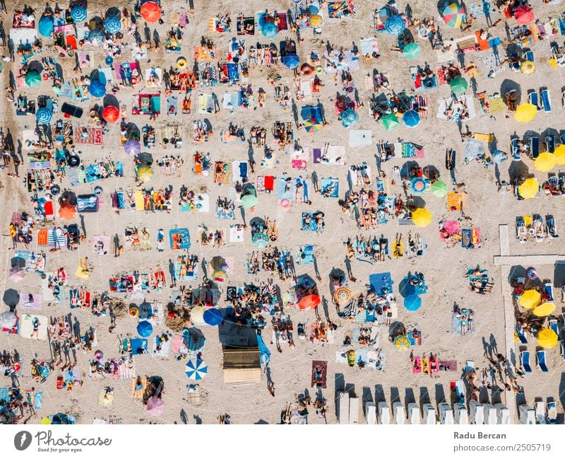 Luftaufnahme des überfüllten Strandes voller Menschen im Sommer Fluggerät Aussicht oben Ferien & Urlaub & Reisen Meer Hintergrundbild Menge Sand Wasser blau