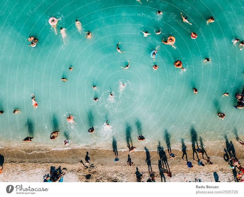 Sommerliche Luftansicht des klaren Ozeans Wasser voller Touristen Strand Aussicht Fluggerät Top Mensch oben Ferien & Urlaub & Reisen Menge Meer Hintergrundbild