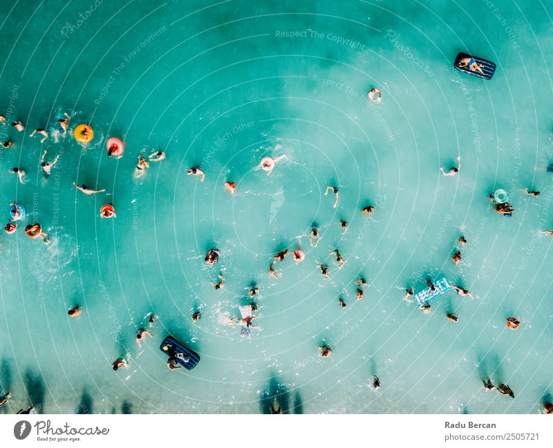 Sommerliche Luftansicht des klaren Ozeans Wasser voller Touristen Strand Aussicht Fluggerät Top Mensch oben Ferien & Urlaub & Reisen Menge Meer Hintergrundbild