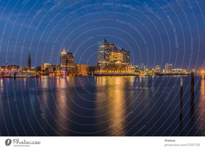 Hamburg meine Perle II Hafen Elbphilharmonie Licht Kehrwiederspitze Hafenstadt Brücke Gebäude Sehenswürdigkeit Wahrzeichen Denkmal glänzend Beleuchtung