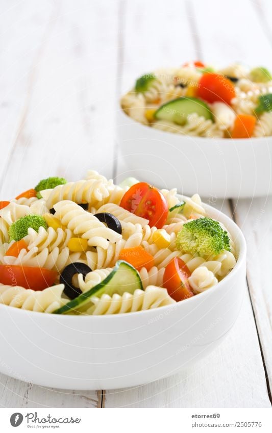 Nudelsalat auf weißem Holztisch Lebensmittel Gesunde Ernährung Foodfotografie Speise Gemüse Salat Kopfsalat Salatbeilage Teigwaren Backwaren