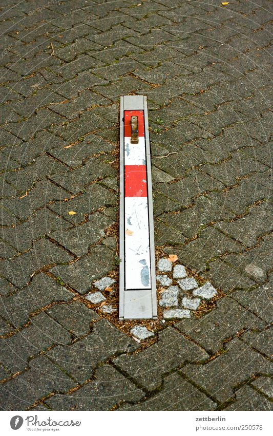 Sperre Platz Verkehr Verkehrswege Straßenverkehr Wege & Pfade Verkehrszeichen Verkehrsschild Stein Metall Stahl Zeichen Schilder & Markierungen Hinweisschild