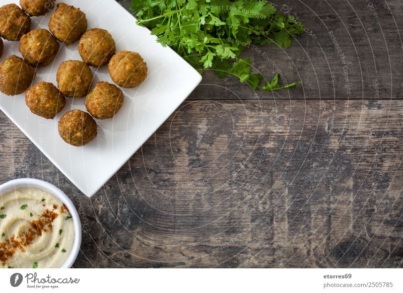 Falafel und Gemüse auf weißem Holzgrund Lebensmittel Gesunde Ernährung Foodfotografie Korn Asiatische Küche Schalen & Schüsseln frisch Gesundheit braun