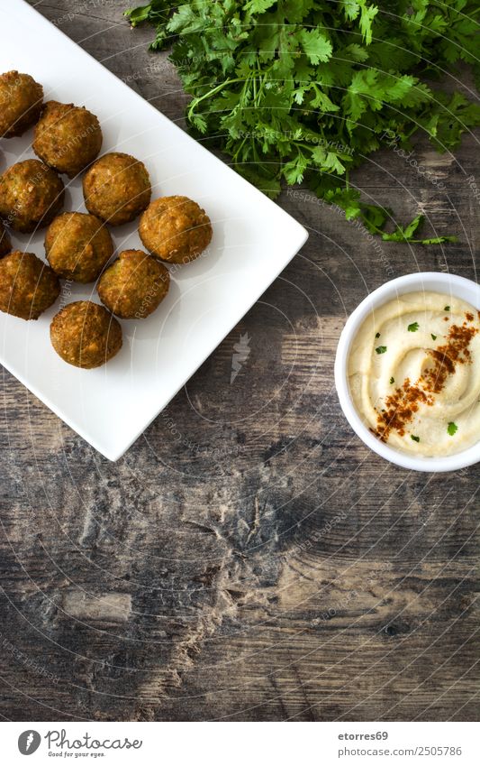 Falafel und Gemüse auf weißem Holzgrund Lebensmittel Gesunde Ernährung Foodfotografie Getreide Asiatische Küche Schalen & Schüsseln frisch Gesundheit braun