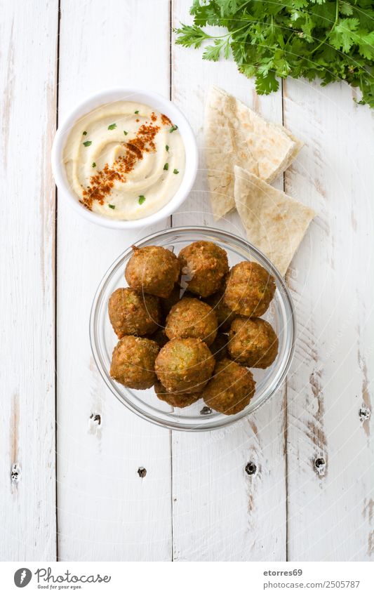 Falafel und Gemüse auf weißem Holzgrund Lebensmittel Gesunde Ernährung Foodfotografie Korn Asiatische Küche Schalen & Schüsseln frisch braun Kichererbsen Tomate