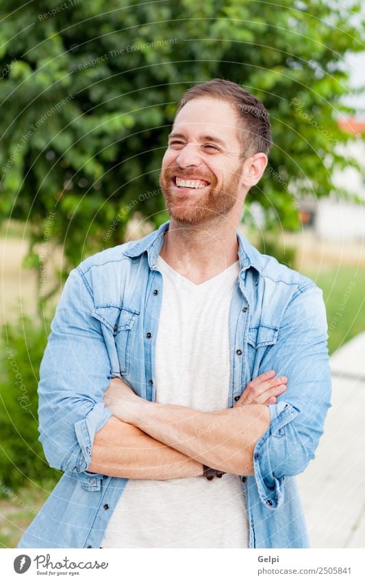 Lässiger Typ Lifestyle Stil Glück Haare & Frisuren Gesicht Erholung Sommer Mensch maskulin Junge Mann Erwachsene Natur Park Mode Hemd Vollbart genießen Coolness