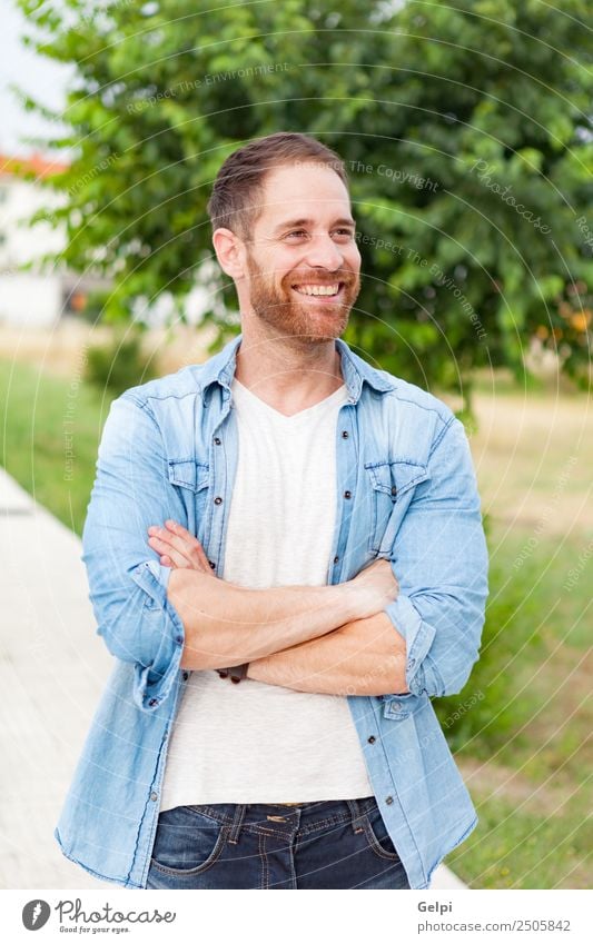 Lässiger Typ Lifestyle Stil Glück Haare & Frisuren Gesicht Erholung Sommer Mensch maskulin Junge Mann Erwachsene Natur Park Mode Hemd Vollbart genießen Coolness