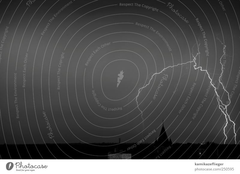 einschlag Urelemente Himmel Gewitterwolken Unwetter Blitze Stadt Skyline Menschenleer Kirche Gewalt Natur Gedeckte Farben Außenaufnahme Textfreiraum links