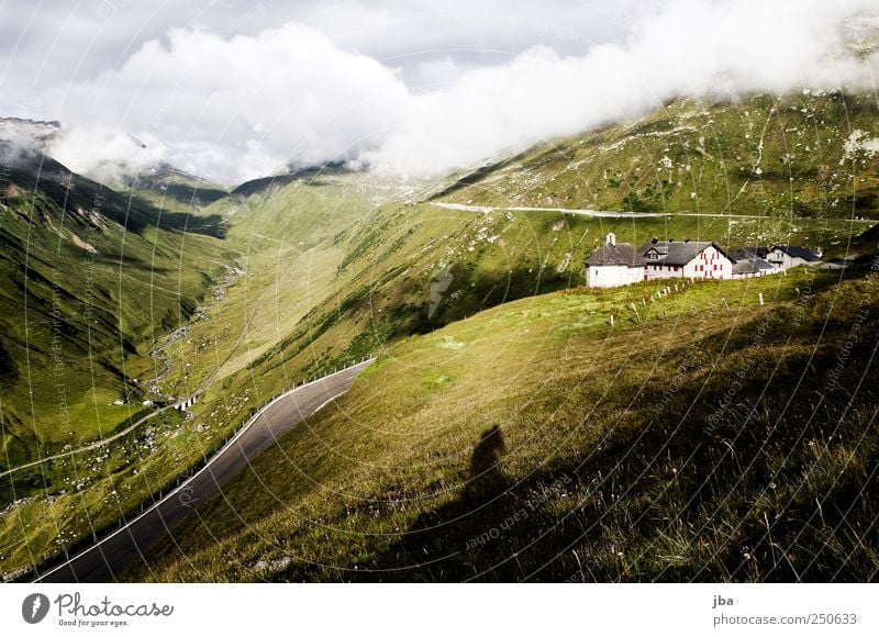 Furkapass ruhig Ferien & Urlaub & Reisen Tourismus Ausflug Expedition Sommer Berge u. Gebirge Schatten Landschaft Wolken Gras Alpen Tal Hotel Unterkunft Hospiz