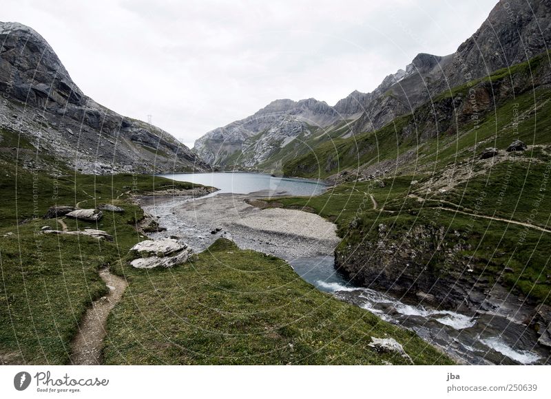 Sanetschsee Wohlgefühl ruhig Ausflug Freiheit Sommer Strand Berge u. Gebirge wandern Natur Landschaft Wasser Wolken schlechtes Wetter Gras Felsen Alpen Bach