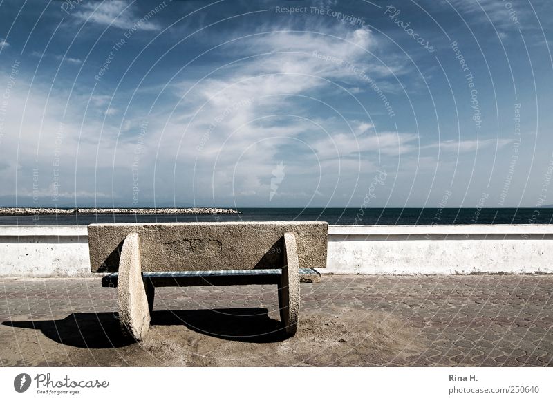 Warten Himmel Wolken Schönes Wetter Küste Meer Menschenleer Mauer Wand warten blau weiß Erholung Bank Promenade Begrenzung Bürgersteig Aussicht Farbfoto