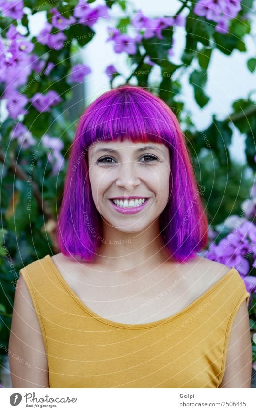 Glückliche Frau mit lila Haaren Lifestyle Stil Freude schön Haare & Frisuren Gesicht Wellness Sommer Mensch Erwachsene Natur Pflanze Blume Park Mode Lächeln