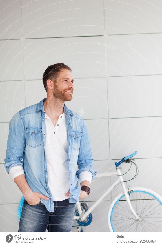 Porträt eines Gelegenheitstyps Lifestyle Stil Glück Mensch Mann Erwachsene Straße Mode Hemd Vollbart Denken Coolness modern retro blau selbstbewußt Fahrrad Typ