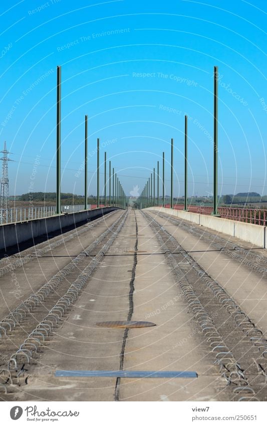 Eisenbahnbrücke Baustelle Natur Wolkenloser Himmel Schönes Wetter Brücke Verkehr Verkehrswege Schienenverkehr Hochbahn Beton Metall authentisch einfach modern