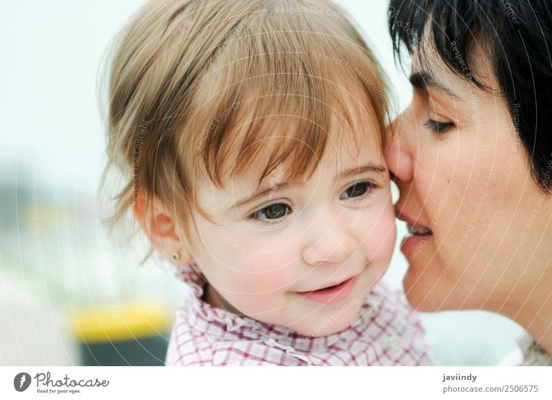 Schöne Frau und ihre süße kleine Tochter sind umarmt Lifestyle Freude Glück schön Spielen Kind Mensch feminin Junge Frau Jugendliche Erwachsene Eltern Mutter