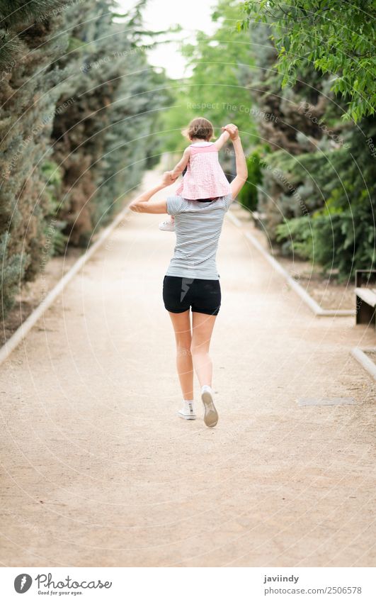 Kleines Mädchen, das auf den Schultern ihrer Mutter läuft. Freude Leben Spielen Kindererziehung Mensch feminin Baby Kleinkind Junge Frau Jugendliche Erwachsene