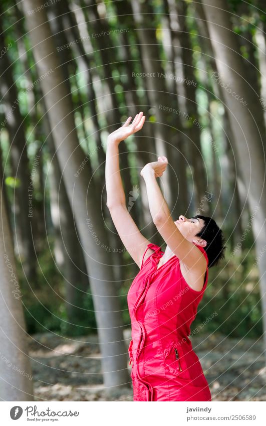 Rot gekleidete Frau, die im Wald meditiert. schön Meditation Freizeit & Hobby feminin Junge Frau Jugendliche Erwachsene 1 Mensch 30-45 Jahre Natur Landschaft