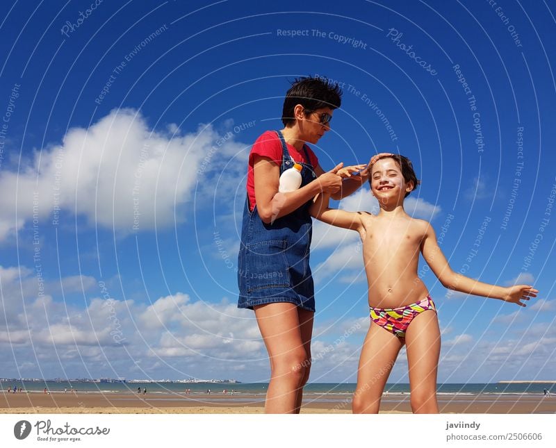 Mutter und kleine Tochter haben im Winter Spaß am Strand. Lifestyle Creme Ferien & Urlaub & Reisen Sommer Kind Mensch Mädchen Junge Frau Jugendliche Erwachsene