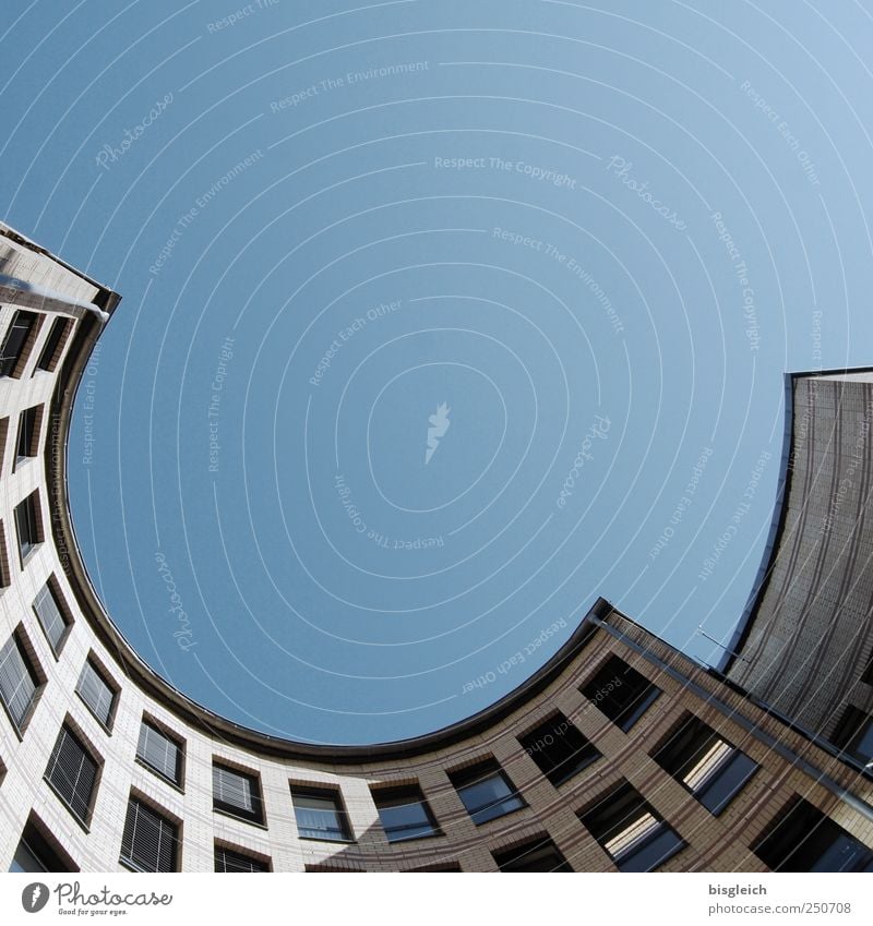 rundheraus Himmel Wolkenloser Himmel Haus Gebäude Fenster blau grau Halbkreis Bogen Farbfoto Gedeckte Farben Außenaufnahme Menschenleer Textfreiraum oben Tag