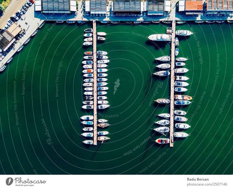 Luftaufnahme von Luxusyachten und -booten im Hafen am Schwarzen Meer Fluggerät Vogelperspektive Portwein Dröhnen Aussicht Wasserfahrzeug Jacht Jachthafen