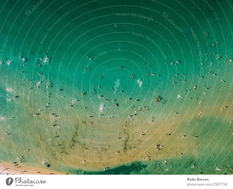 Sommerliche Luftansicht des klaren Ozeans Wasser voller Touristen Strand Aussicht Fluggerät Top Mensch oben Ferien & Urlaub & Reisen Menge Meer Hintergrundbild
